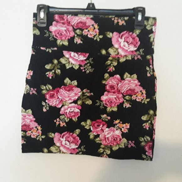 Ambiance Apparel junior size medium, black w/pink flowers stretchy mini skirt - Picture 1 of 4
